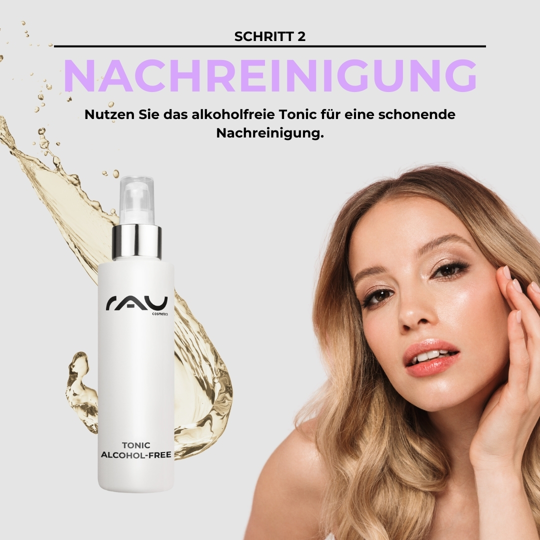 Advanced Pflegeroutine für normale Haut Alkoholfreies Tonic von RAU Cosmetics für die Nachreinigung, mit ansprechender Darstellung einer Frau, die ihre Haut berührt, und einem fließenden Flüssigkeitsdesign im Hintergrund.